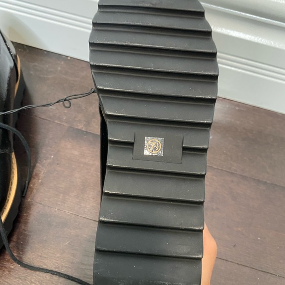 Chinese Laundry Black Vinyl Platform shoe - Picture 3 of 6